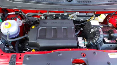 KUV100